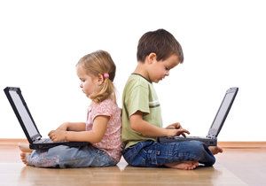 Děti dostávají první počítač už jako malé. (ilustrační foto)