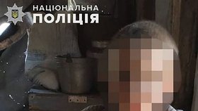 Týraný šestiletý chlapec byl v ukrajinské chatrči přivázaný jako pes!