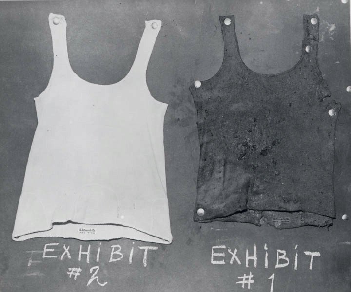 Košilka, která byla nalezena na tělíčku dítěte (vlevo), v porovnání s čistou košilkou.