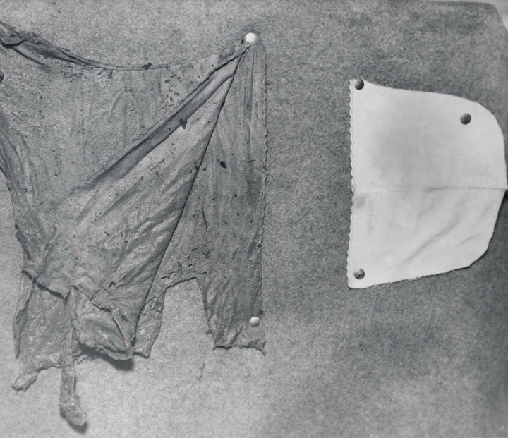 Oblečení, které bylo nalezeno na tělíčku dítěte.
