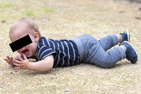 Táta odjel s přívěsem, kterého se držel syn (2): Batole spadlo, zraněné ho našel na silnici další řidič