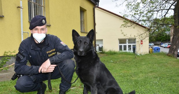 Policista David Vlček (29) se svým psem Olarem (5).
