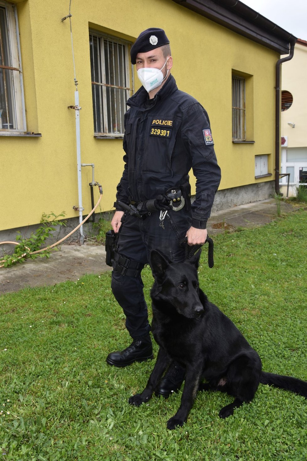 Policista David Vlček (29) vytáhl z řeky Mže bezvládné tělíčko chlapečka (1,5), který spadl do rozvodněné řeky.