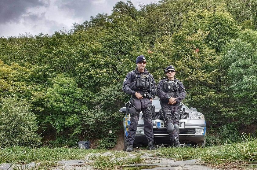 Brněnští policisté Petr Albrecht a Radek Kratochvíl vysvobodili batole uvězněné ve vyhřátém autě.