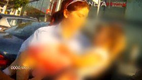 Rodiče nechali v rozpáleném autě holčičku: Upocenou a omdlévající ji zachránili strážníci