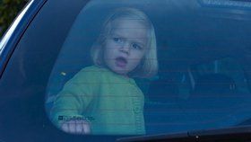 Rodiče by neměli nechávat děti zavřené v autě bez dozoru. A už vůbec ne v létě. (Ilustrační foto)