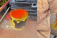 Kojenec zkoumal hřbitovní svíčku: Zaseknutý prstík museli vysvobodit hasiči