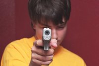 Amerika v šoku: Osmiletý chlapec zastřelil svou babičku! Kvůli počítačové hře?