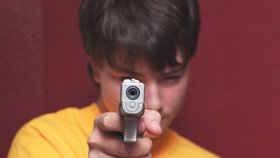Chlapec babičku zastřelil její vlastní zbraní. (Ilustrační foto)