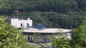 Záchranáři dítě transportovali do nemocnice vrtulníkem.