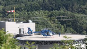 Záchranáři dítě transportovali do nemocnice vrtulníkem.