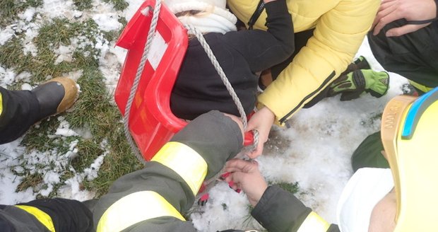 Nelinka (2) se na hřišti v Českém Těšíně zasekla v houpačce, museli ji vyprostit hasiči.