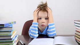 Studie prokázala, že žákům domácí úkoly neprospívají. Místo nich si budou s rodiči číst.