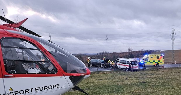 Řidička na Bruntálsku se srazila se sanitkou: Na místě zemřela, dítě (3) do nemocnice transportoval vrtulník