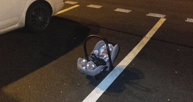 Rodiče zapomněli miminko na parkovišti v Mladé Boleslavi: Leželo na zemi před autoservisem