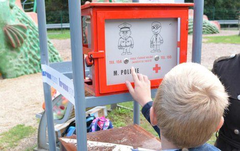 Stačí rozbít zmáčknout tlačítko a ozve se operátor strážníků, nebo záchranářů.