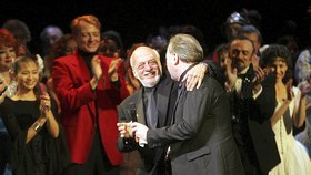 Věhlasný divadelní režisér Harold Prince zemřel ve věku 91 let.