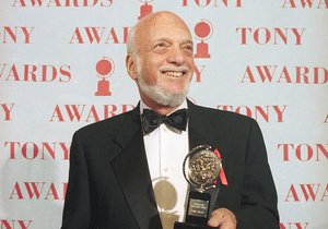 Věhlasný divadelní režisér Harold Prince zemřel ve věku 91 let.