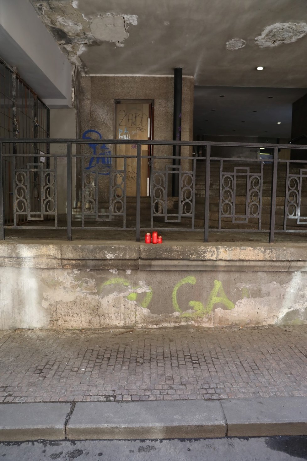 Svíčky v Divadelní ulici, kde 18. dubna 2023 zemřel Roman D. (19. dubna 2023)