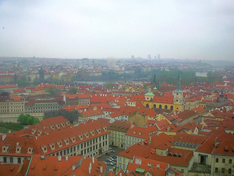 První minuty po výbuchu, nad Národní třídou stoupal oblak dýmu