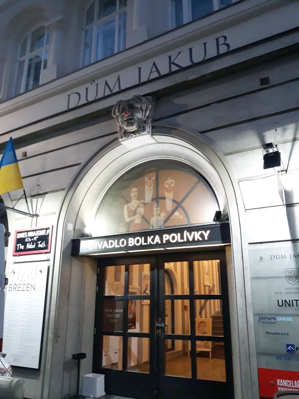 Původní Divadlo Bolka Polívky v obecním domě na Jakubském náměstí v Brně. Kvůli havarijnímu stavu budovy ho musel opustit.