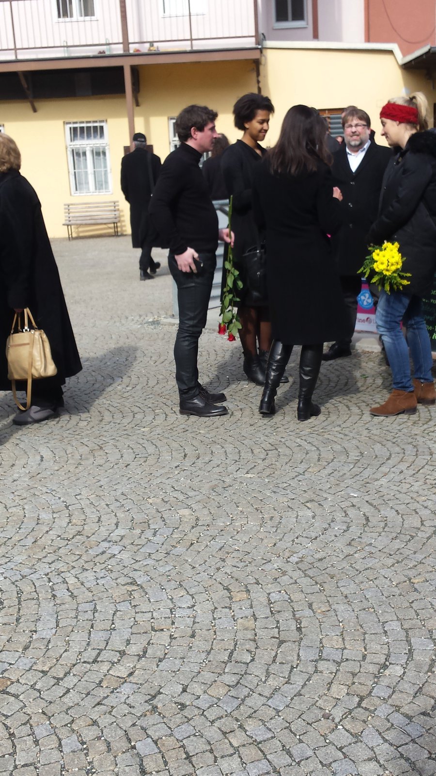 Smuteční hosté na pohřbu režiséra Voříška