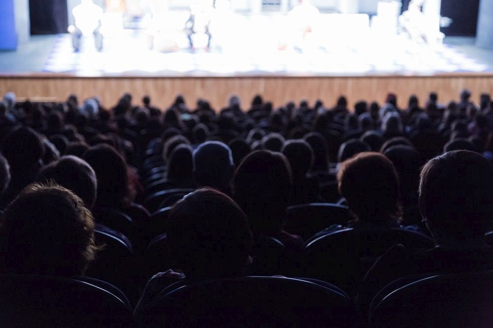 Pořadatelé zrušených kulturních akcí budou moci vrátit již uhrazené vstupné až na podzim 2022 a dávat místo peněz poukazy.