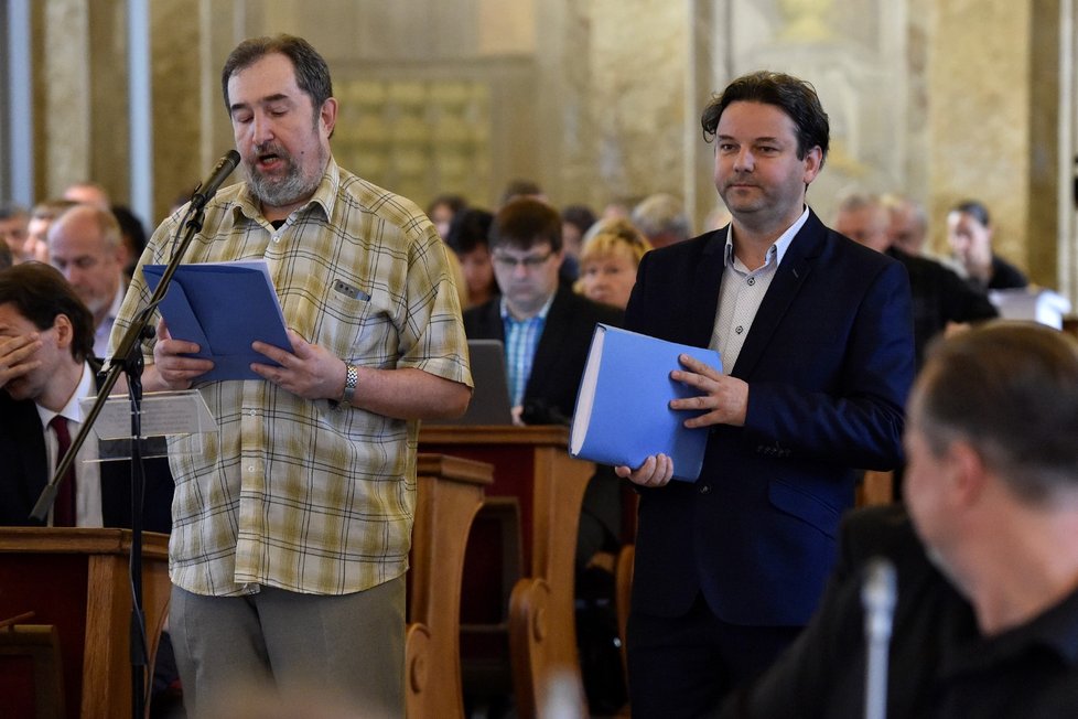 Jan Rozek (vpravo) společně s Igorem Tesaříkem předávali petici na zastupitelstvu města Brna, sklidili přitom bouřlivý aplaus.