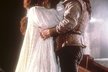 Mary Elizabeth Mastrantonio a Kevin Costner ve filmovém zpracování Robina Hooda