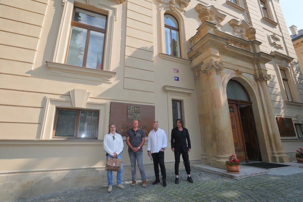 Schůzka zástupců pražských divadelních scén s premiérem Babišem na Úřadu Vlády.