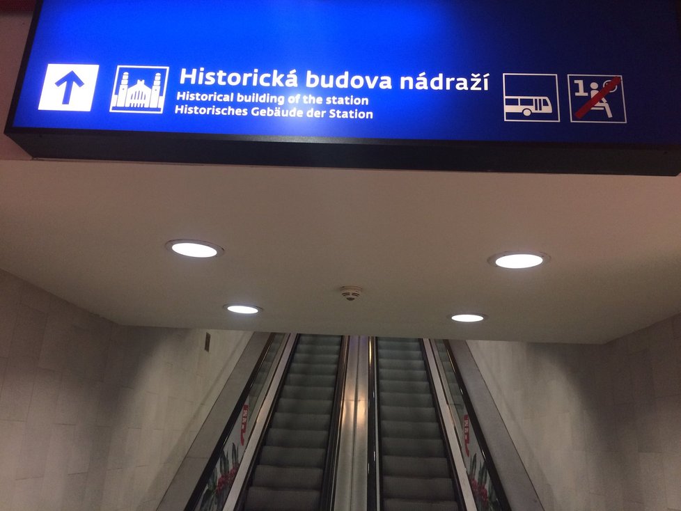 Divadlo lze nalézt v historické budově Hlavního nádraží.