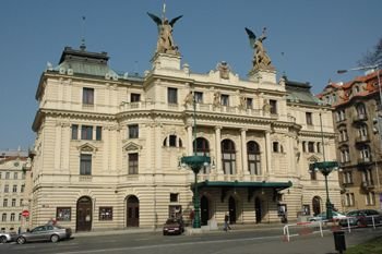 17. V roce 1964 ji režisér Jaroslav Dudek &#34;koupil&#34; do pražského Divadla na Vinohradech.