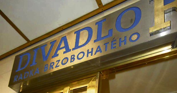 2008 - Radek Brzobohatý s manželkou Hanou Gregorovou před divadlem