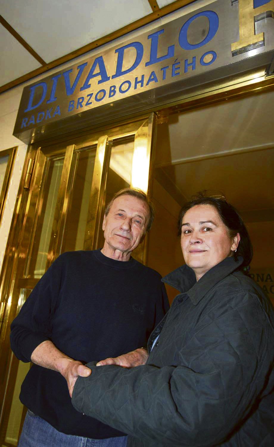 2008 – Radek Brzobohatý s manželkou Hanou Gregorovou před divadlem