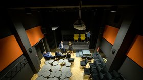 Unikátní prostor v Kobylisích: Otevřelo se první komorní divadlo seniorů