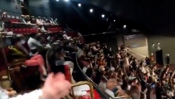 Publikum v madridském divadle na začátku představení projevilo velkou nespokojenost kvůli dodržování hygienických pravidel