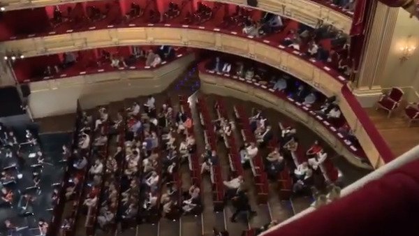 Publikum v madridském divadlo na začátku představení projevilo velkou nespokojenost kvůli dodržování hygienických pravidel