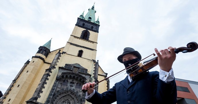 Herci ústeckého divadla procházkou a tancem upozorňovali na situaci v kultuře.