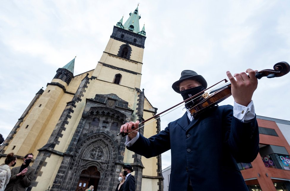 Herci ústeckého divadla procházkou a tancem upozorňovali na situaci v kultuře.