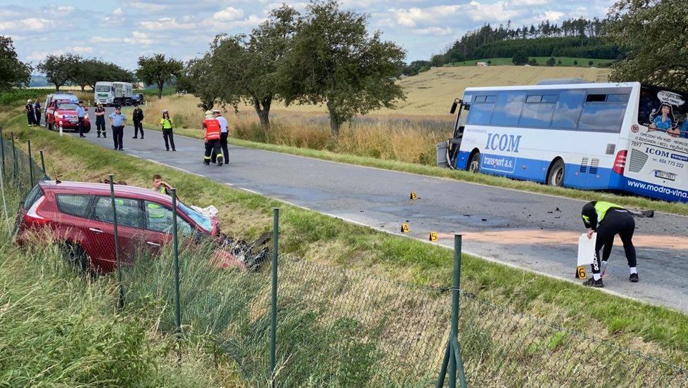 Srážka autobusu s osobním vozem u Divišova.