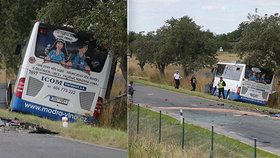 Srážka autobusu a osobního vozu u Divišova.