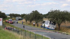 Srážka autobusu a osobního vozu u Divišova.