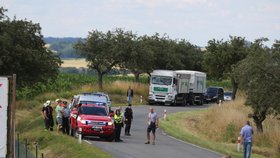 Srážka autobusu a osobního vozu u Divišova.