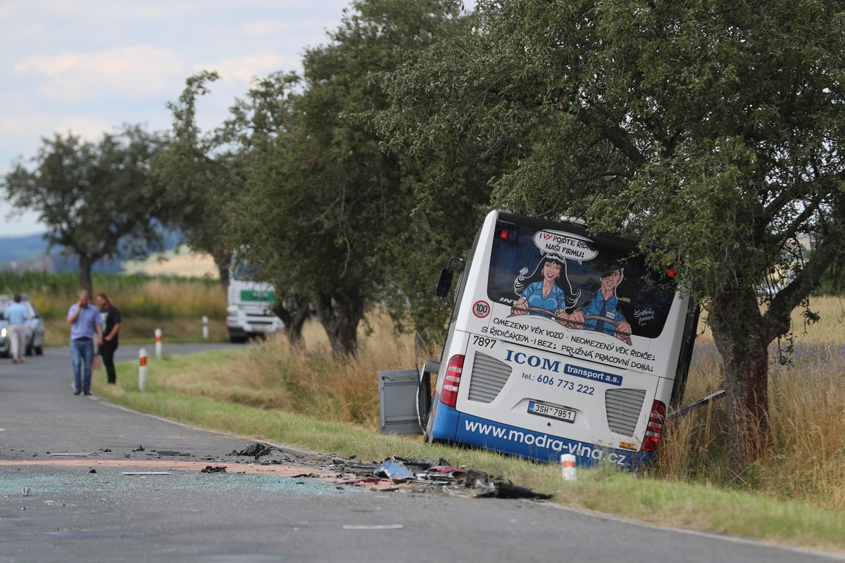 Srážka autobusu a osobního vozu u Divišova.