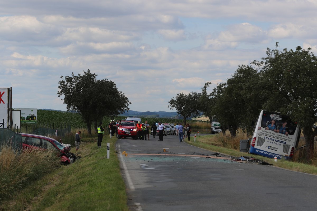 Srážka autobusu a osobního vozu u Divišova.