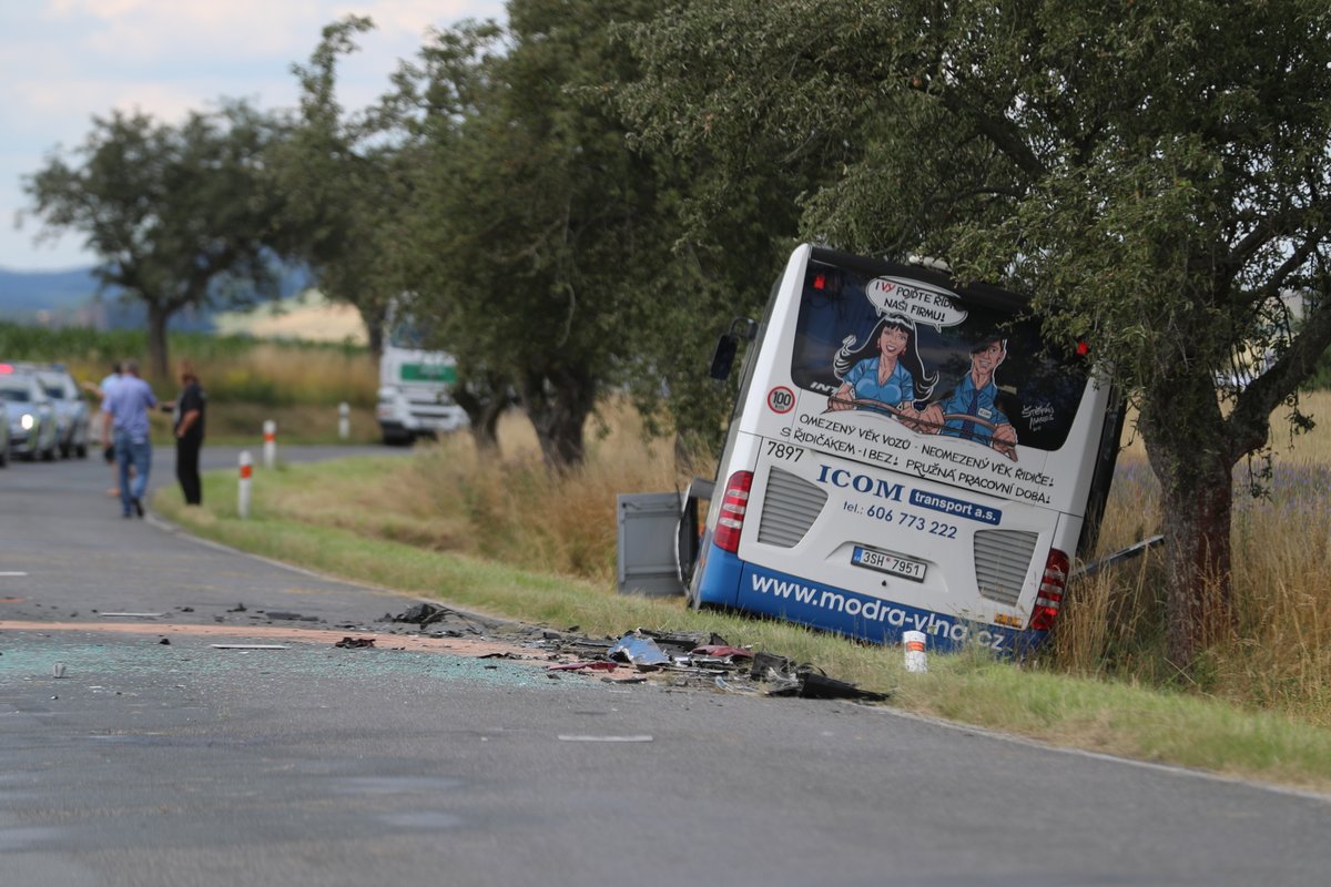 Srážka autobusu a osobního vozu u Divišova.