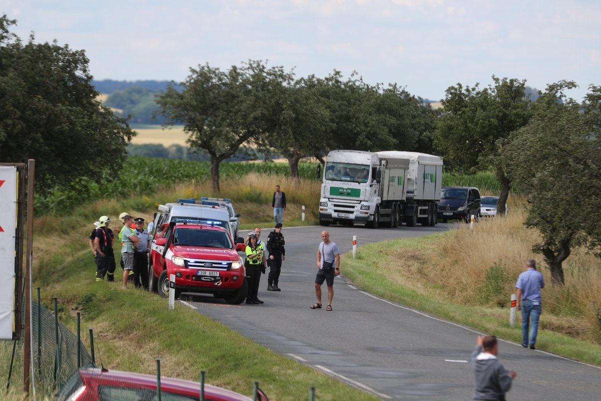 Srážka autobusu a osobního vozu u Divišova.