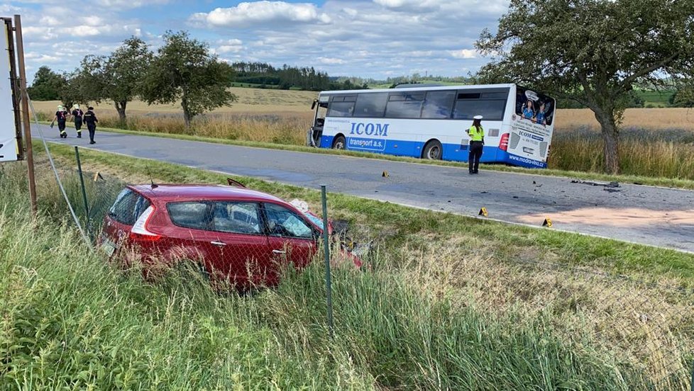 Srážka autobusu s osobním vozem u Divišova.