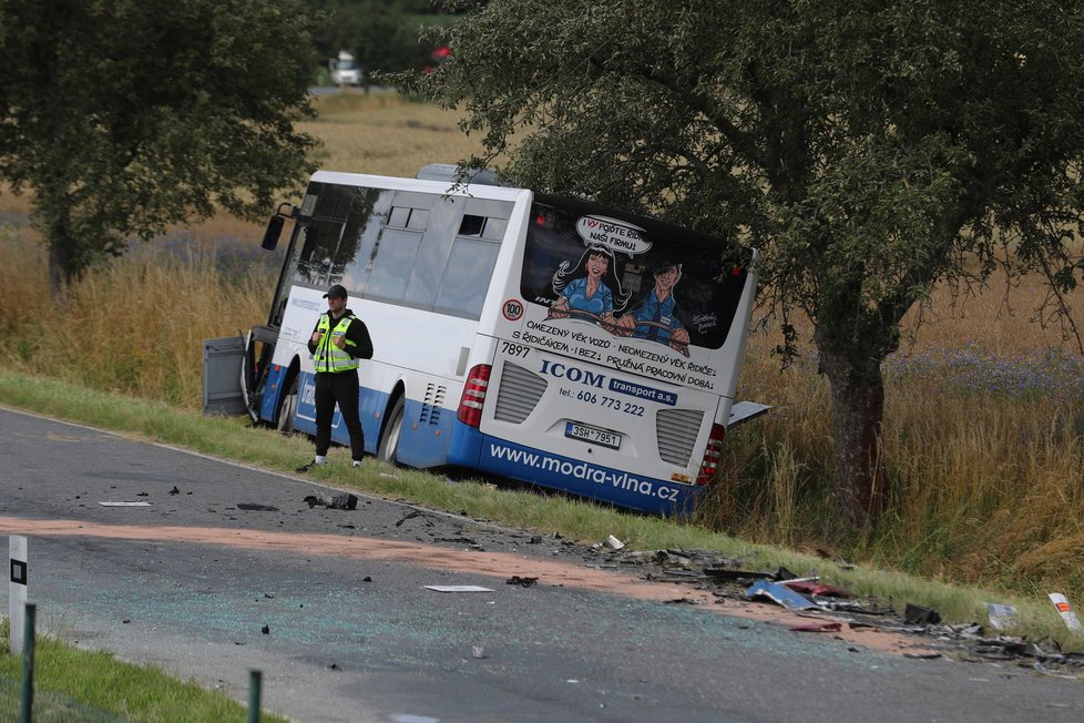 Srážka autobusu a osobního vozu u Divišova.