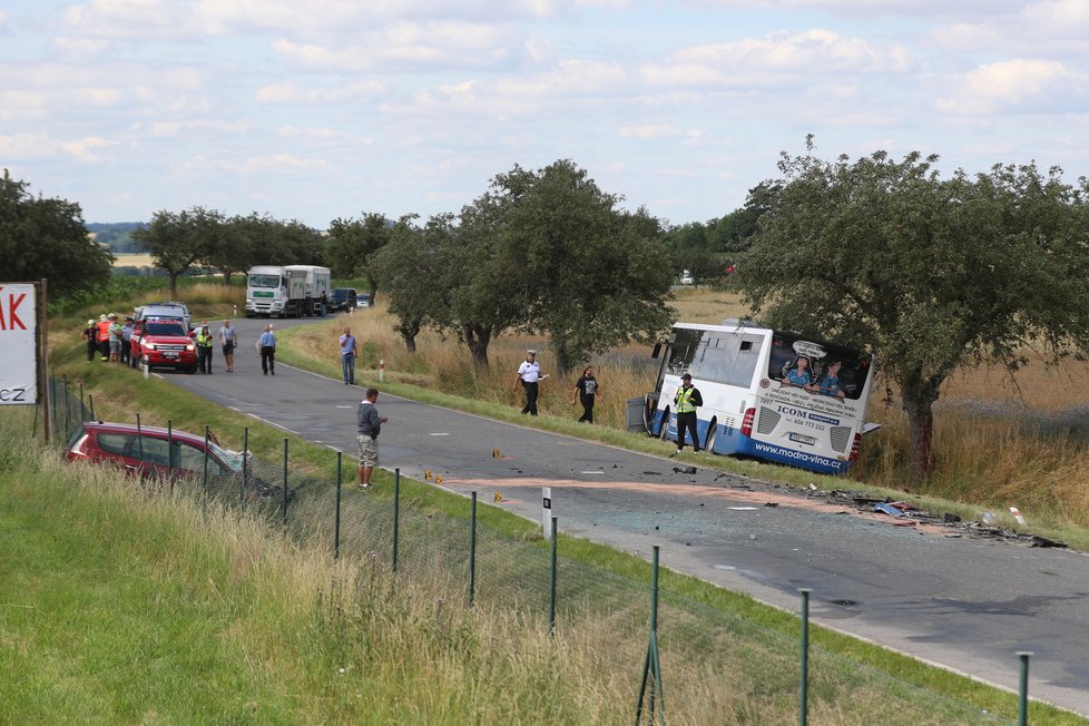 Srážka autobusu a osobního vozu u Divišova.